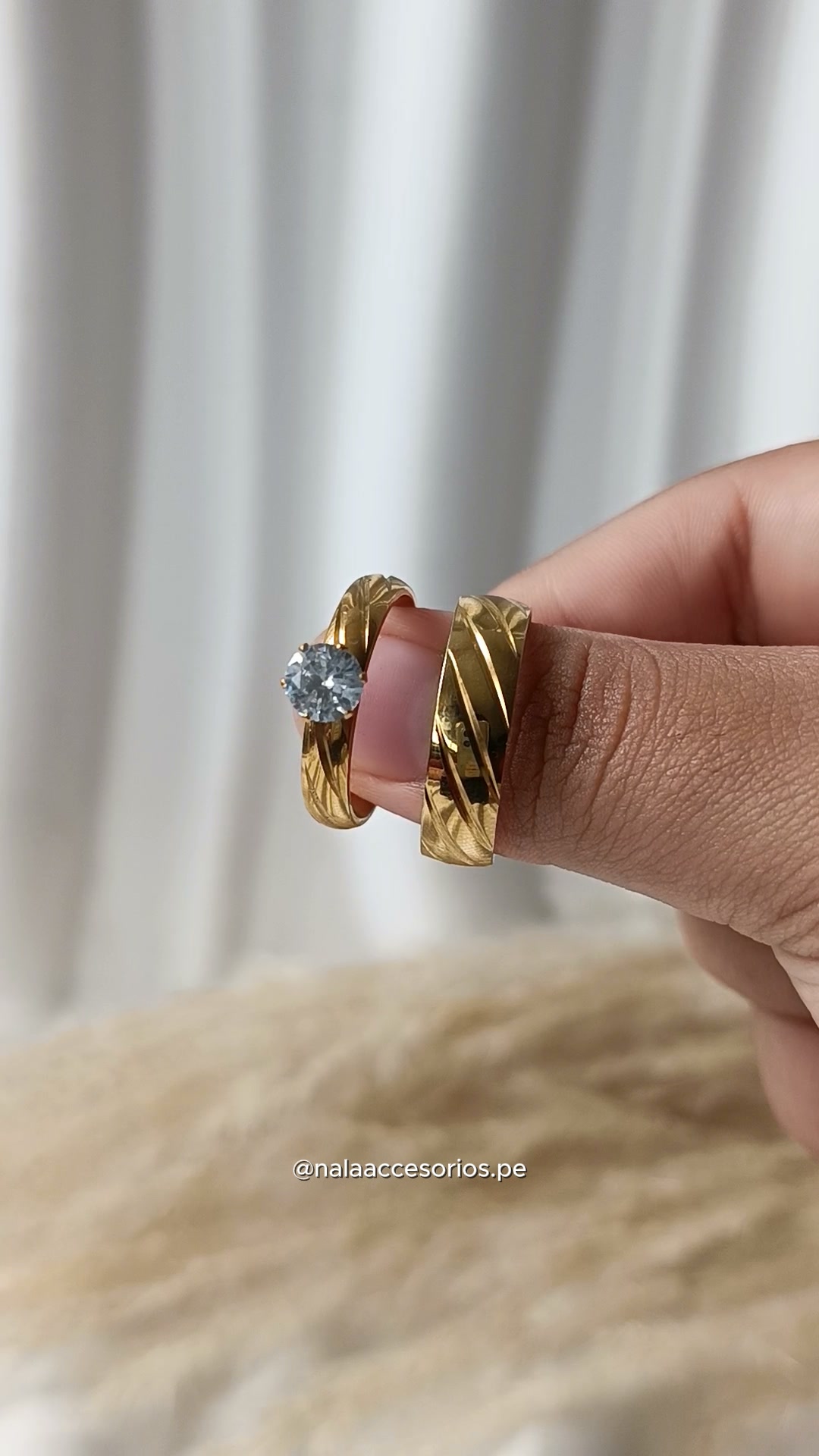 Anillo de acero inoxidable bañado en oro